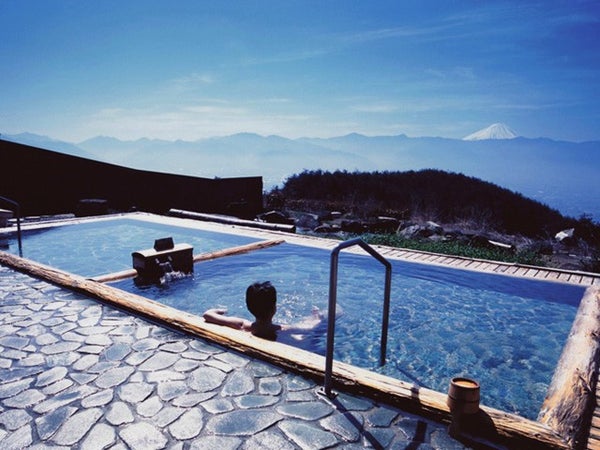 ■【山梨】くつろぎのごほうび♪贅沢に!カニ・浜焼き食べ放題×絶景露天風呂「ほったらかし温泉」入浴♪まだ間に合う!新年のお参り「甲斐國 一宮浅間神社」参拝&シャトー勝沼ワイナリーでお買物♪1